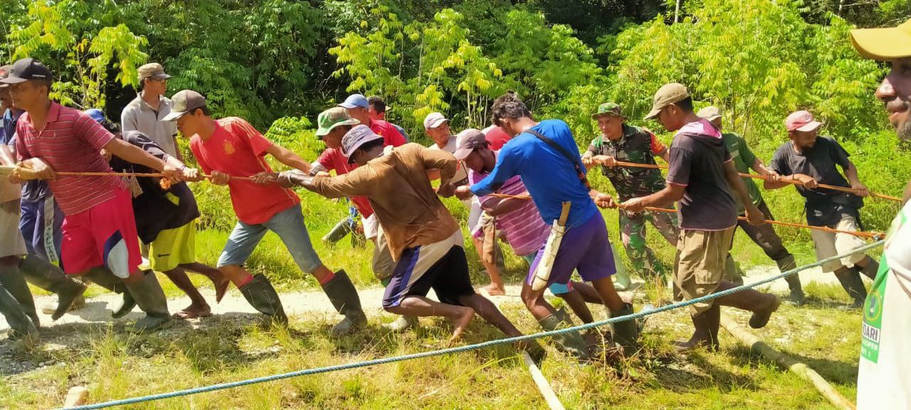 Serda Doddy Bohang Babinsa Koramil 1709-03, Bersama masyarakat gotong royong membangun Jembatan