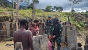 Satgas Pamtas RI – PNG Yonif RK 111/KB yang tersebar disepanjang Perbatasan RI-PNG jajaran Kodim 1711/Boven Digoel Papua Selatan dalam Program Kampung Sehat berikan pelayanan gratis untuk Masyarakat yang membutuhkan