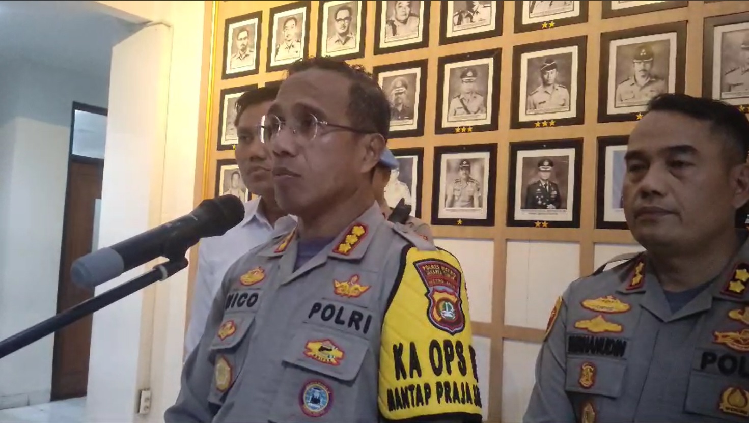 Press Conference Kapolres Metro Jaktim Kombes Pol Nicolas Ary Lilipaly di Mapolres Metro Jaktim, Selasa (29/10/2024).