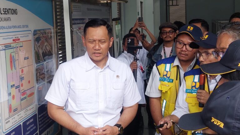 Menteri Koordinator (Menko) Bidang Infrastruktur dan Pembangunan Kewilayahan Agus Harimurti Yudhoyono atau AHY melakukan pengecekan Stasiun Pompa Air Ancol Sentiong.