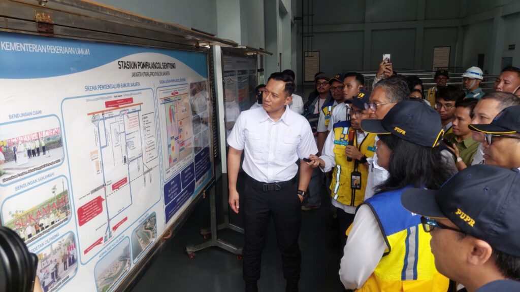 AHY mendengarkan penjelasan tentang Stasiun Pompa Air Ancol Sentiong.