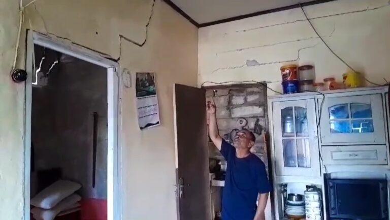 52 unit rumah warga rusak di Kampung Curug, di akibatkan hujan deras yang mengguyur wilayah Bogor, Jawa Barat.