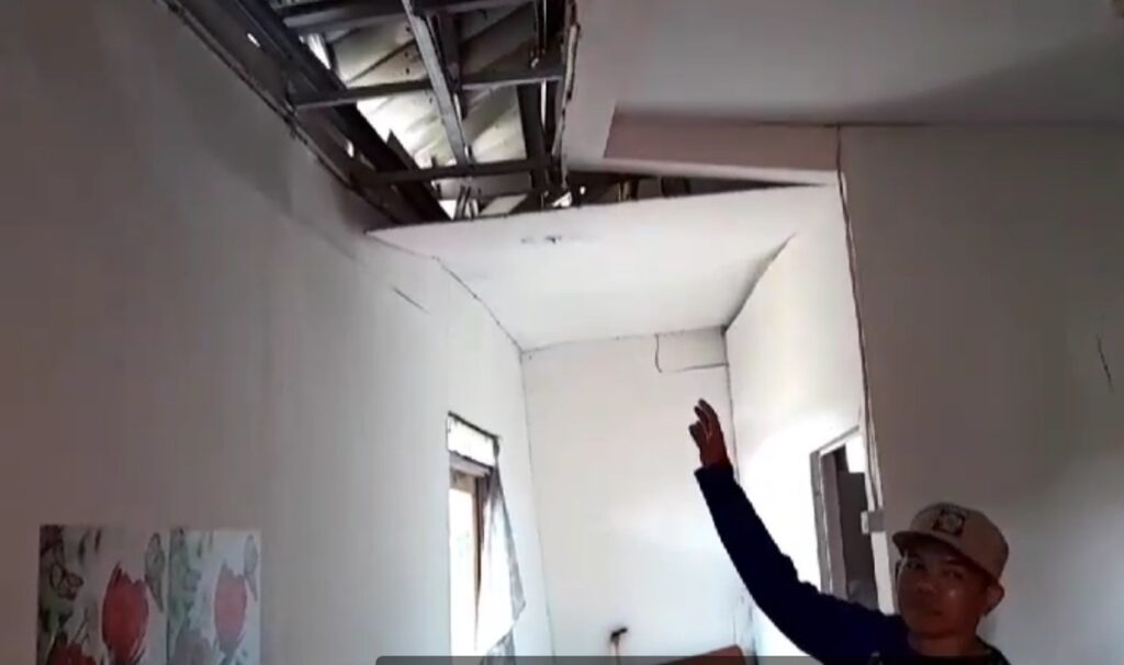 Puluhan rumah tersebut mengalami keretakan pada dinding, lantai, dan plafon. Selain itu, fasilitas tempat ibadah juga mengalami kerusakan.