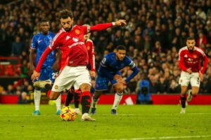 Fernandes yang maju sebagai algojo sukses menunaikan tugasnya dengan sempurna dan merubah skor 1-0 untuk MU. (Sumber Foto Fajar.co.id)