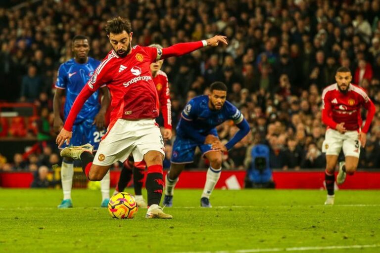 Fernandes yang maju sebagai algojo sukses menunaikan tugasnya dengan sempurna dan merubah skor 1-0 untuk MU. (Sumber Foto Fajar.co.id)