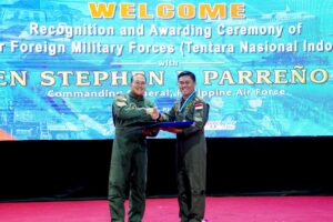 24 Personel TNI menerima penghargaan atas kontribusi dalam operasi bantuan kemanusiaan kepada Filipina. (Sumber foto Puspen TNI)