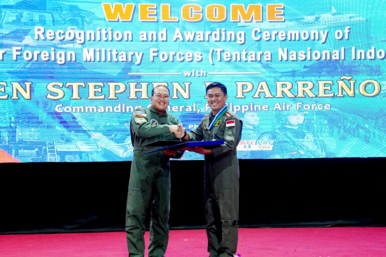 24 Personel TNI menerima penghargaan atas kontribusi dalam operasi bantuan kemanusiaan kepada Filipina. (Sumber foto Puspen TNI)