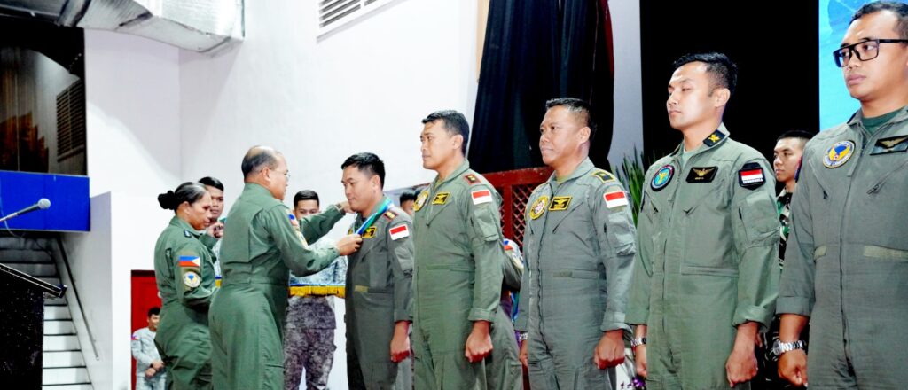 Letnan Jenderal Stephen Parreno, Commanding General, Philippine Air Force secara simbolis menyematkan Award of the Military Civic Action Medal dan Award of the Chief of Staff, AFP Commendation Medal and Ribbon. (Sumber foto Puspen TNI)