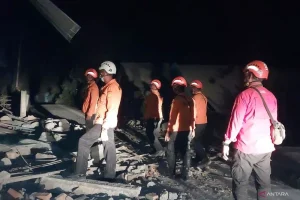 Tim pencarian dan penyelamatan (SAR) gabungan terus melakukan penyisiran di sejumlah area terdampak erupsi Gunung Lewotobi Laki-laki di Kecamatan Wulanggitang, Kabupaten Flores Timur, Nusa Tenggara Timur (NTT). (Sumber foto antaranews.com)