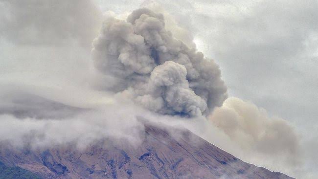 Gunung Lewotobi Laki-Laki di Kabupaten Flores Timur, Nusa Tenggara Timur (NTT) meletus pada Senin dini hari.