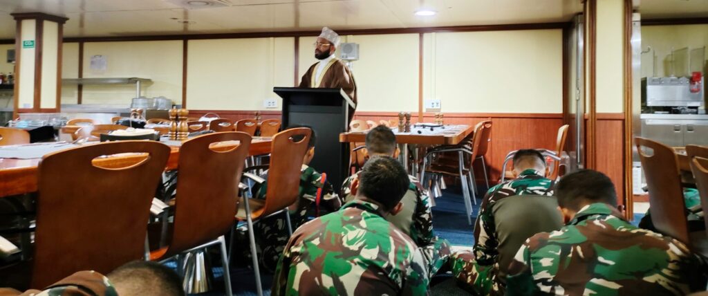 Bertindak selaku Imam dan Khotib, FLTLT Abdul Kader, seorang Perwira Rohani Islam (Parohis) Angkatan Udara Australia yang sehari-hari berdinas di Squadron 21 RAAF Williams, Laverton Base, Victoria. (Sumber foto Puspen TNI)
