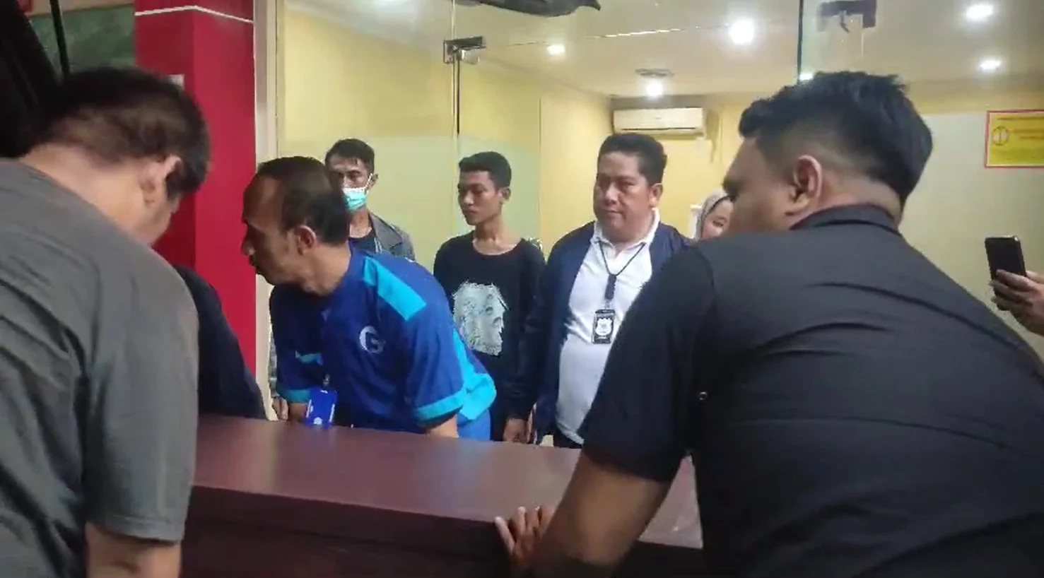 Pihak keluarga korban pembunuhan dan mutilasi SH, wanita yang di temukan tanpa kepala di muara Baru, Jakarta Utara mendatangi dan menjemput pulang RS Polri Kramat Jati.