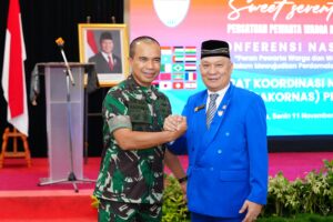 Ketum PPWI Wilson Lalengke dan Kapuspen TNI Mayjen TNI Hariyanto dalam acara Konferensi Nasional Pewarta Warga dan Warganet (Netizen). (Sumber foto Puspen TNI).