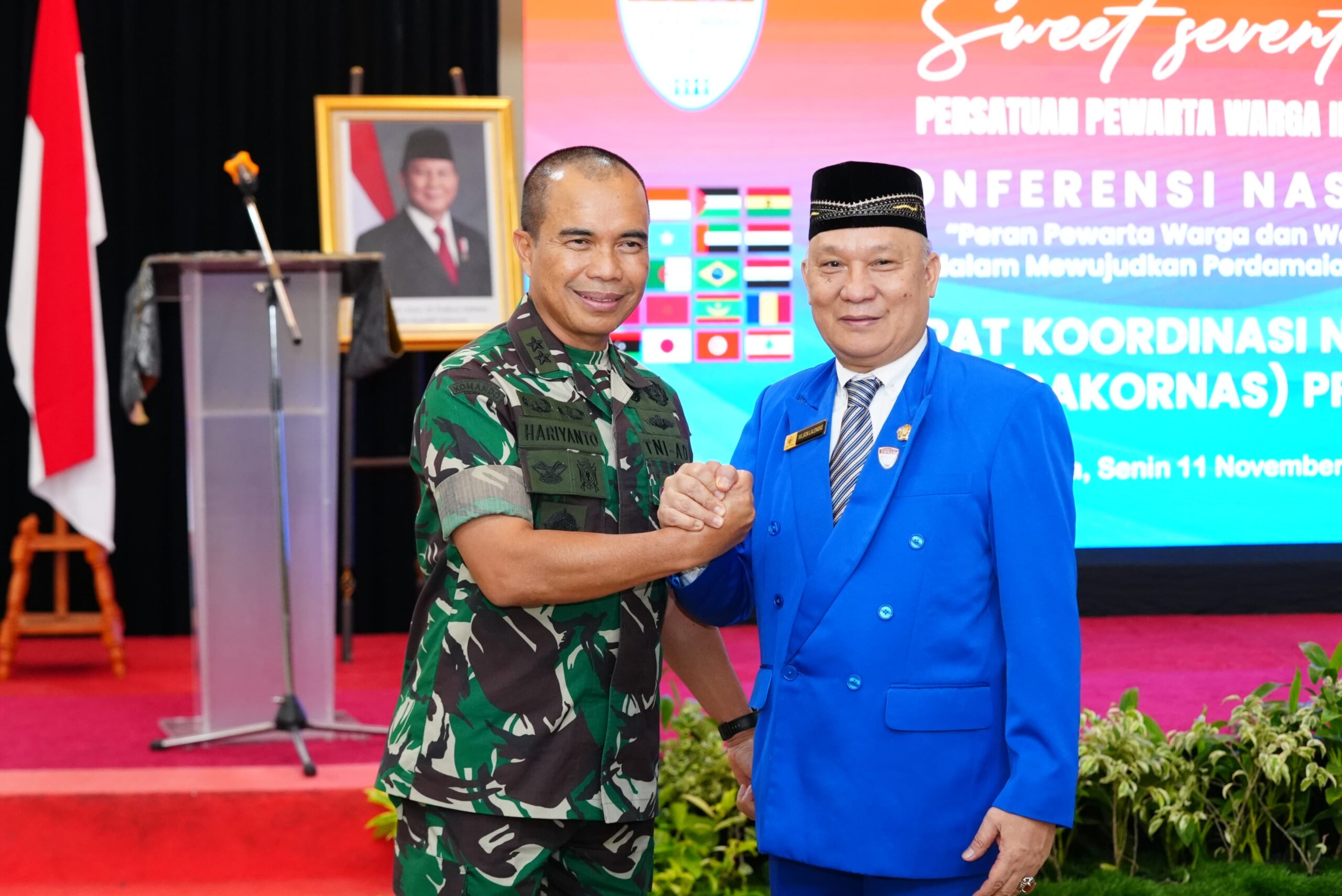 Ketum PPWI Wilson Lalengke dan Kapuspen TNI Mayjen TNI Hariyanto dalam acara Konferensi Nasional Pewarta Warga dan Warganet (Netizen). (Sumber foto Puspen TNI).