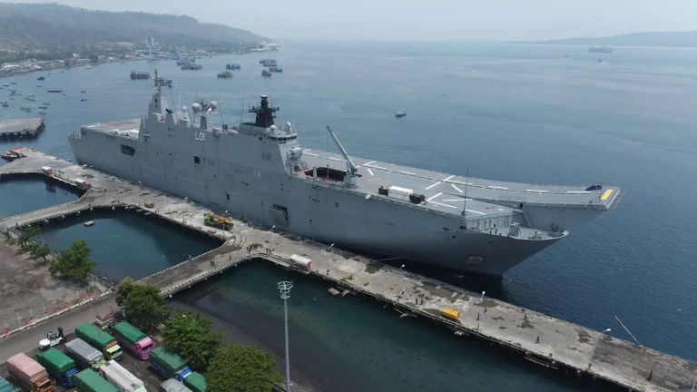 Kapal Perang HMAS Adelaide milik Australian Defense Force (ADF) yang membawa pasukan TNI dan militer Australia beserta Alat Utama Sistem Persenjataan (Alutsista) sandar di Pelabuhan Tanjung Wangi. (Sumber foto Puspen TNI)