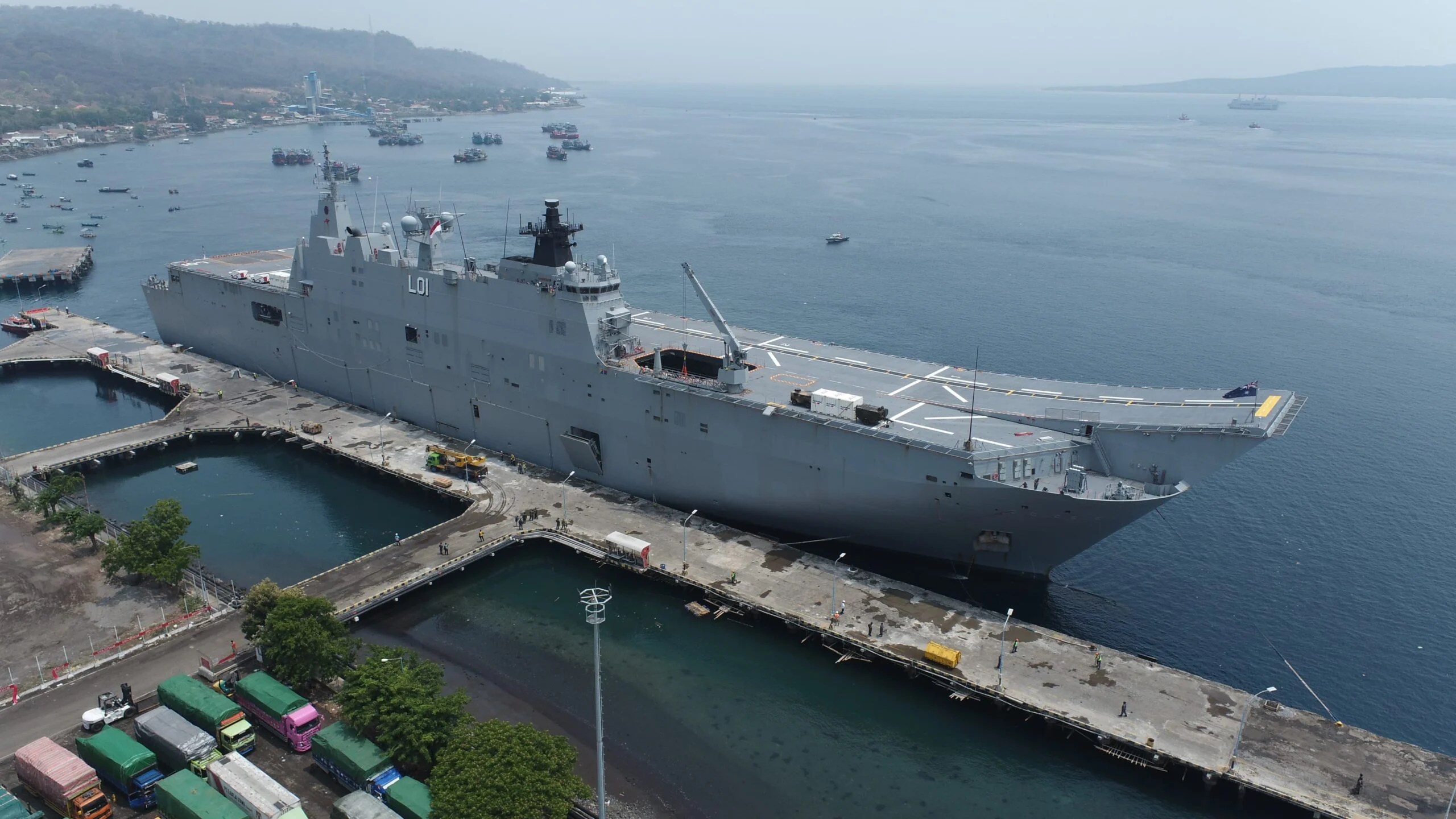 Kapal Perang HMAS Adelaide milik Australian Defense Force (ADF) yang membawa pasukan TNI dan militer Australia beserta Alat Utama Sistem Persenjataan (Alutsista) sandar di Pelabuhan Tanjung Wangi. (Sumber foto Puspen TNI)