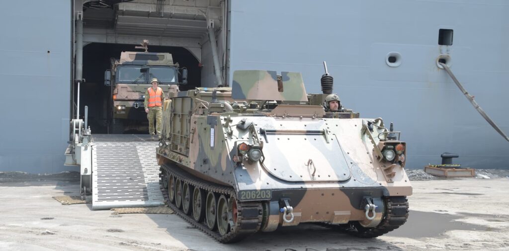 Tampak Alat Utama Sistem Persenjataan (Alutsista) diturunkan dari Kapal Perang HMAS Adelaide milik Australian Defense Force (ADF). (Sumber foto Puspen TNI)