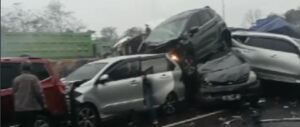 Kecelakaan beruntun melibatkan 17 kendaraan di ruas Tol Cipularang KM 92 arah Jakarta.