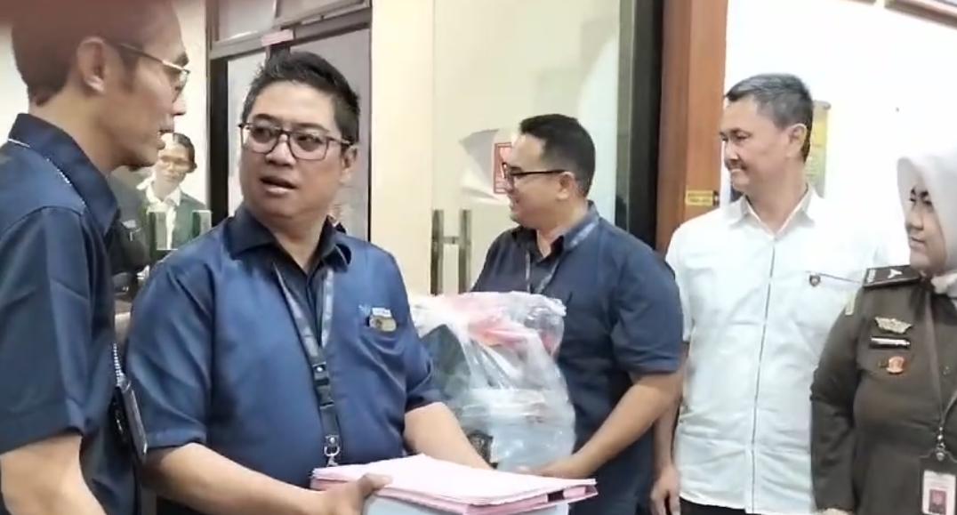 Kementerian Perdagangan (Kemendag) limpahkan 1 tersangka inisial BDIS sebagai Manajer Operasional berikut berkas-berkas, dalam tindak pidana kecurangan SPBU.