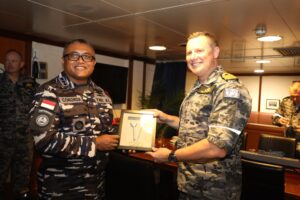 Kunjungan kehormatan (CO visit) ke HMAS Adelaide L01 bertempat di Wardroom, HMAS Adelaide, Pelabuhan Tanjung Wangi, Banyuwangi. (Sumber foto Puspen TNI)