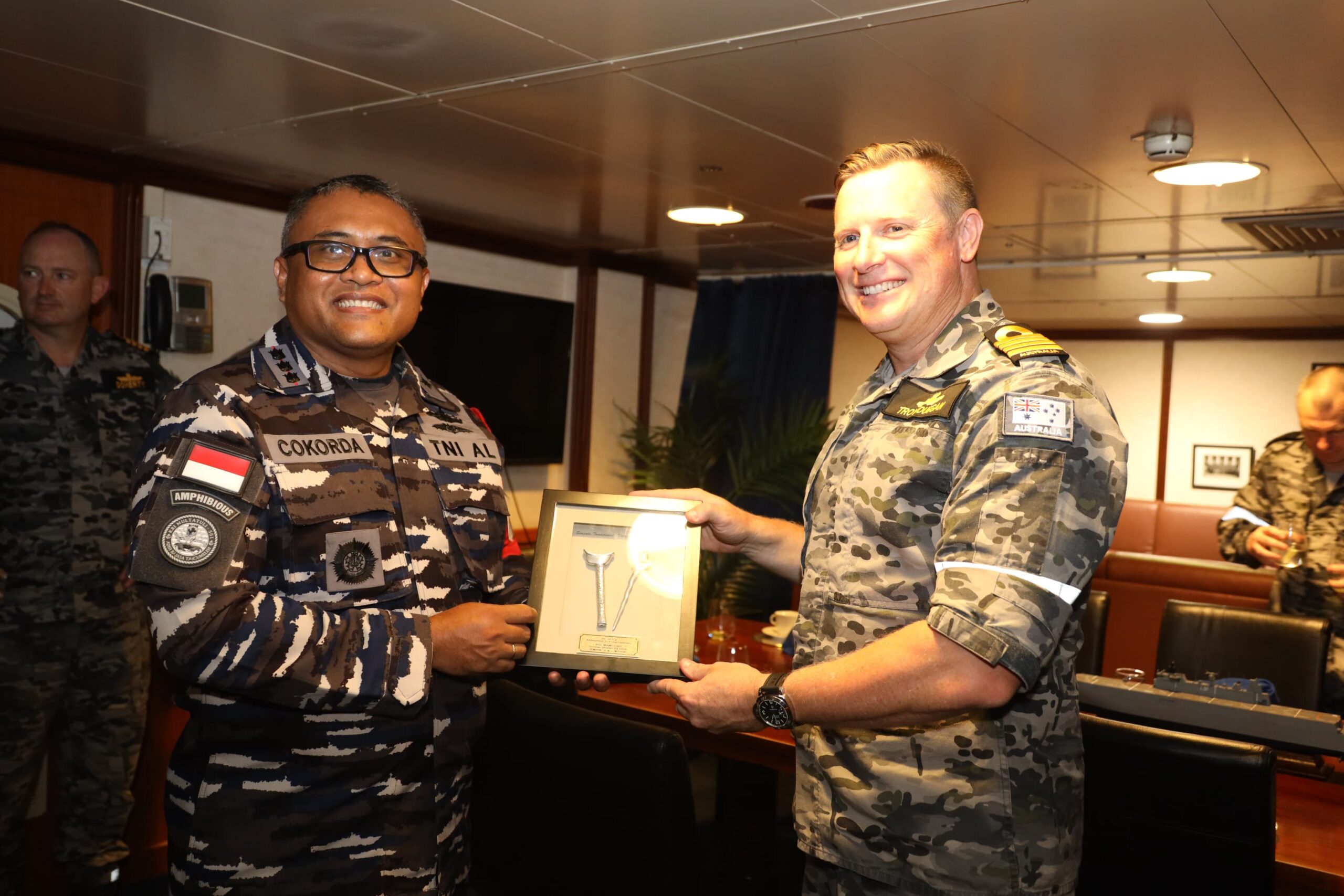 Kunjungan kehormatan (CO visit) ke HMAS Adelaide L01 bertempat di Wardroom, HMAS Adelaide, Pelabuhan Tanjung Wangi, Banyuwangi. (Sumber foto Puspen TNI)