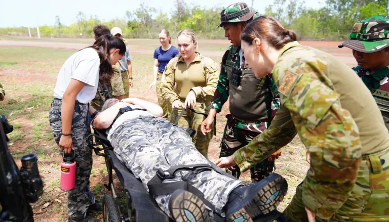 Latihan NEO diskenariokan pasukan TNI dan ADF melaksanakan operasi evakuasi warga sipil di daerah terdampak bencana. (Sumber foto Puspen TNI)