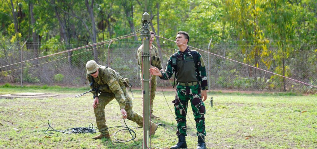 Beberapa tahapan yang dilaksanakan yakni pendirian perimeter pengamanan di daerah terdampak, menyiapkan jaring komunikasi, melakukan screening terhadap warga yang selamat maupun korban. (Sumber foto Puspen TNI)