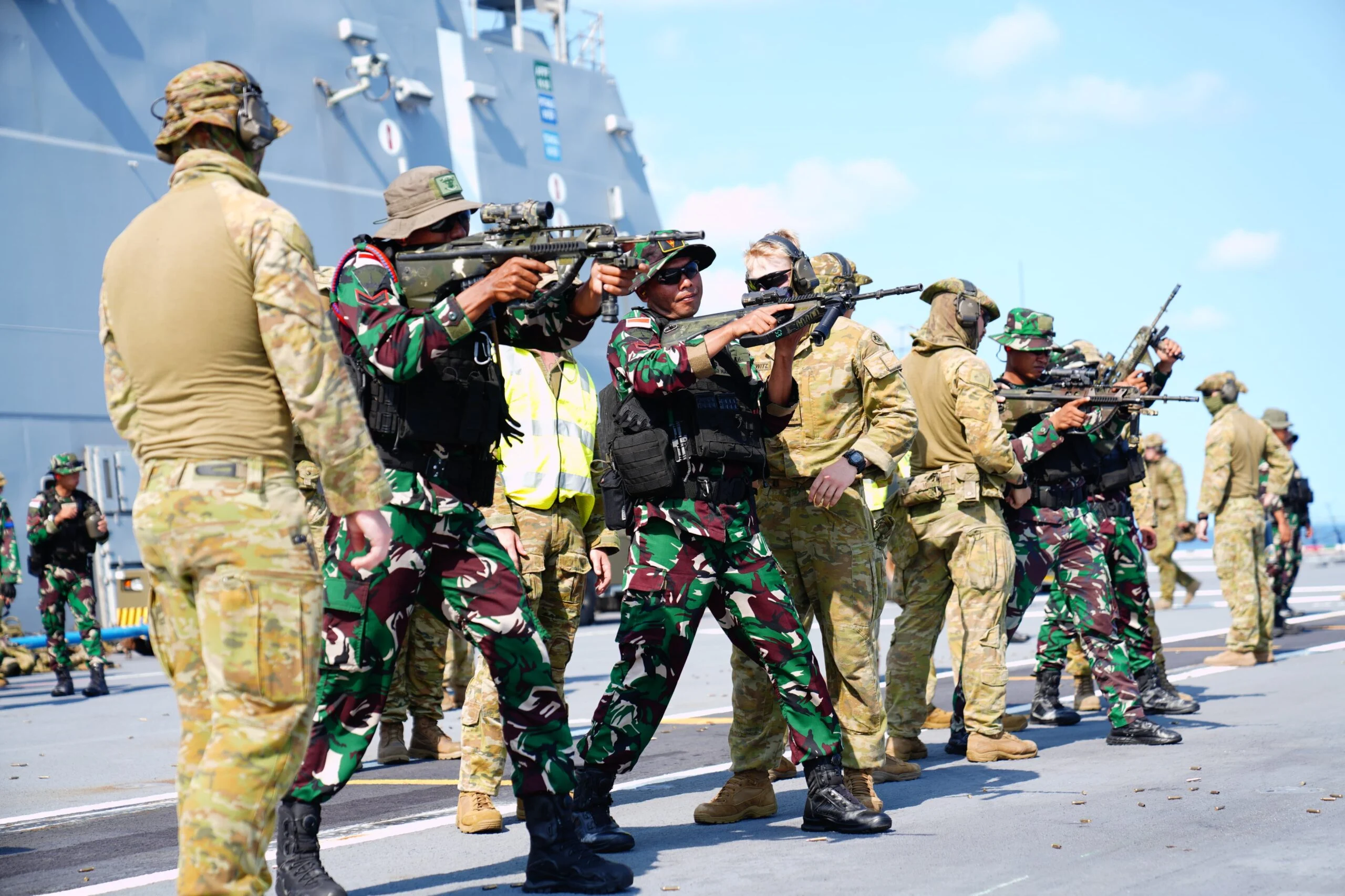 Prajurit Marinir TNI AL sedang melaksanakan latihan integrasi di HMAS Adelaide dengan materi mengasah kemampuan menembak di geladak Kapal Perang HMAS Adelaide, Kamis (7/11/2024). (Sumber foto Puspen TNI)