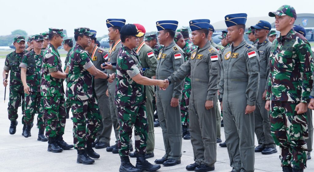Panglima TNI Jenderal TNI Agus Subiyanto memberikan ucapan selamat kepada 24 Personel TNI yang tergabung dalam operasi bantuan kemanusiaan bencana alam di Filiphina. (Sumber foto Puspen TNI)