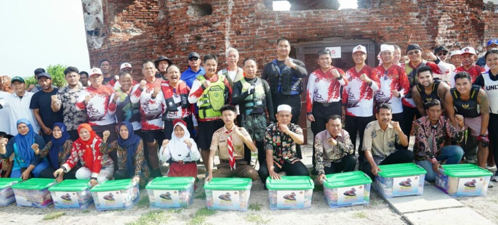 Touring Panglima TNI dengan 100 orang peserta Jetski sekaligus melaksanakan giat sosial kepada masyarakat setempat. (Sumber foto Puspen TNI)