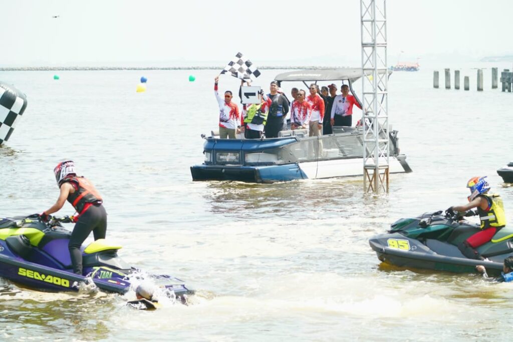 Panglima TNI Jenderal TNI Agus Subiyanto bersama Menteri Pemuda dan Olahraga RI Ario Bimo Nandito Ariotedjo secara resmi membuka Kejuaraan Jetski Panglima TNI Cup 2024. (Sumber foto Puspen TNI)