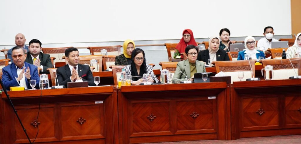 Anggota Komisi I DPR RI saat menerima penjelasan Panglima TNI dalam membantu pengamanan Pilkada Serentak 2024. (Sumber foto Puspen TNI)
