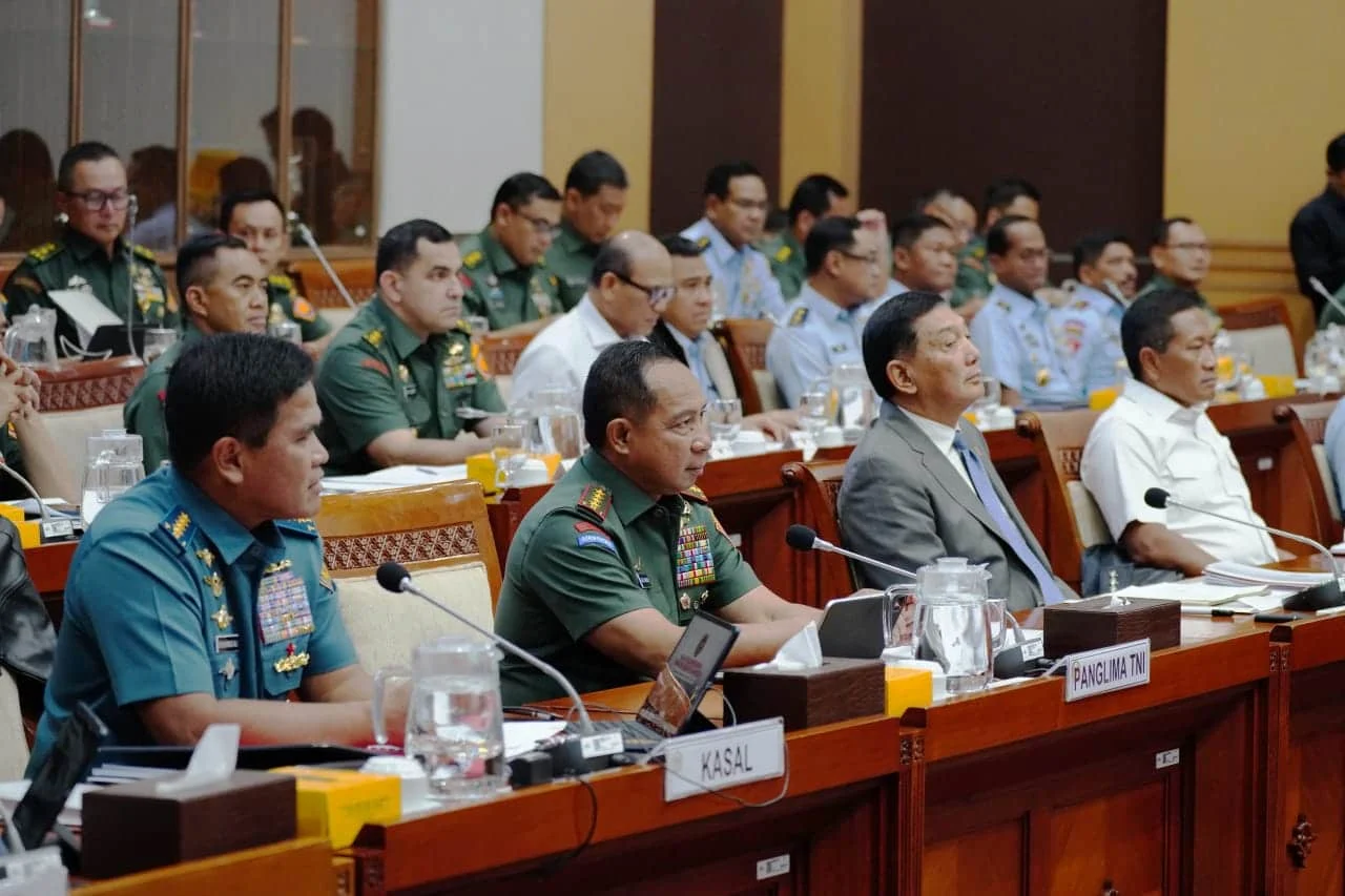 Menteri Pertahanan Republik Indonesia Letjen TNI (Purn) Sjafrie Sjamsoeddin mendampingi Panglima TNI Jenderal TNI Agus Subiyanto saat menghadiri rapat kerja bersama Komisi I DPR RI. (Sumber foto Puspen TNI)