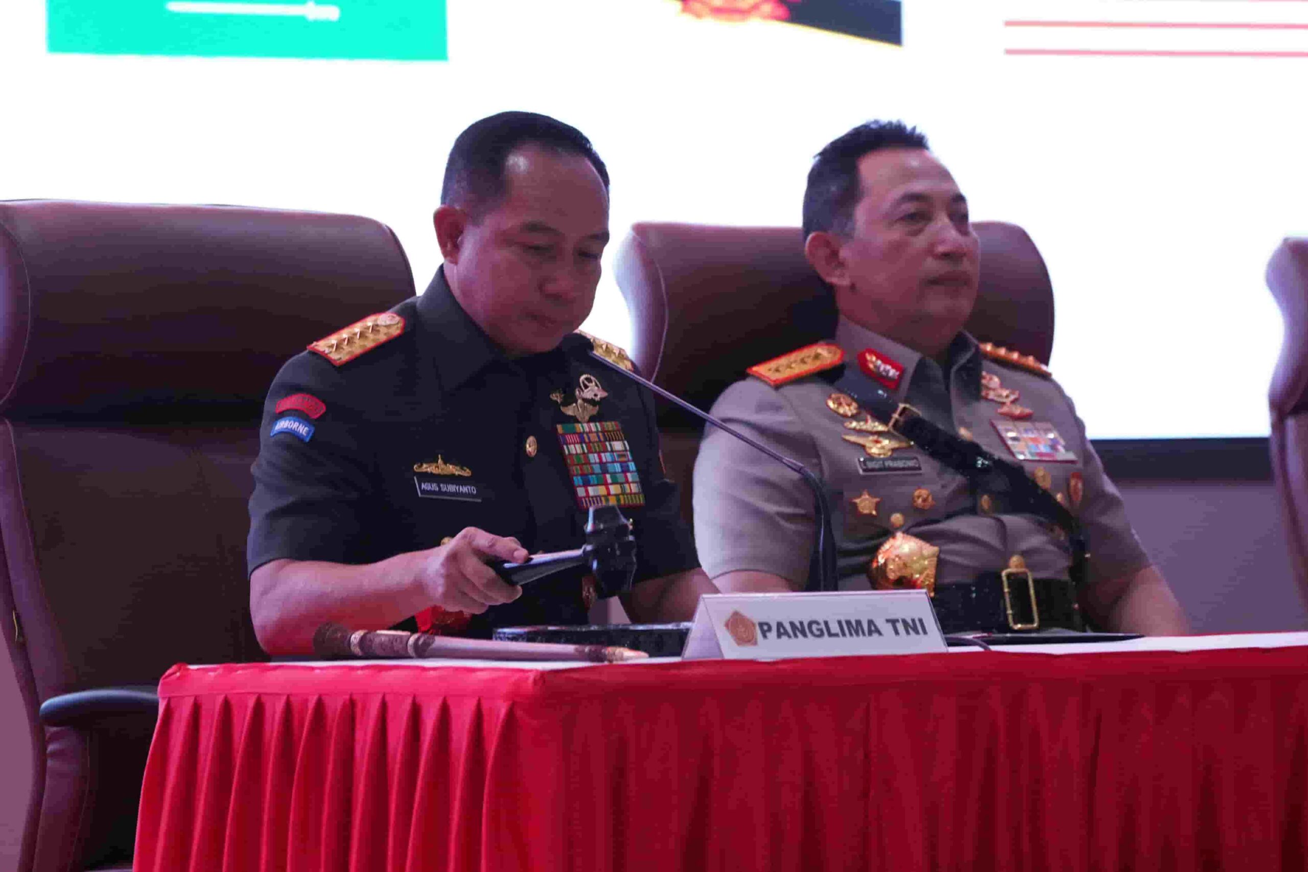 Panglima TNI Jenderal TNI Agus Subiyanto didampingi Kapolri Jenderal Pol. Listyo Sigit Prabowo memimpin Upacara Penutupan Pendidikan Reguler (Dikreg) Ke-52 Sekolah Staf dan Komando Tentara Nasional Indonesia (Sesko TNI) TA 2024. (Sumber foto Puspen TNI)