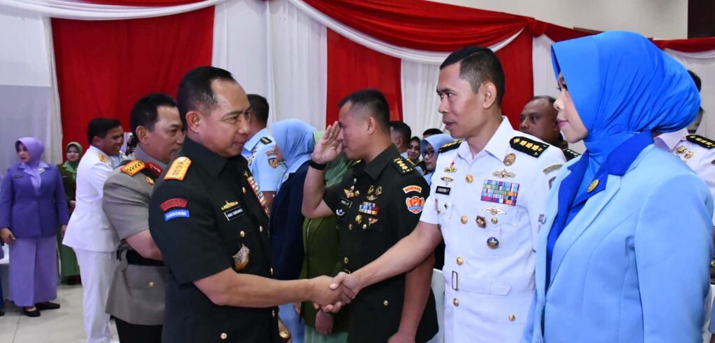 Panglima TNI Jenderal TNI Agus Subiyanto memberikan ucapan selamat kepada lulusan Sesko TNI Dikreg-52. (Sumber foto Puspen TNI)