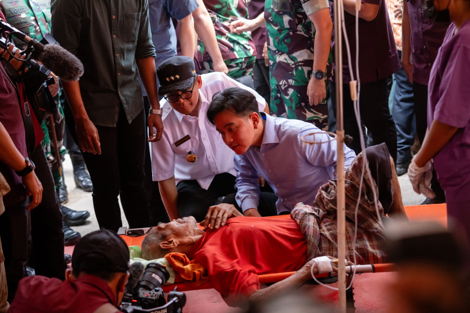 Wapres Gibran mendengarkan keluhan dan memberi dukungan semangat di tengah situasi sulit yang mereka alami. (Sumber foto Puspen TNI)