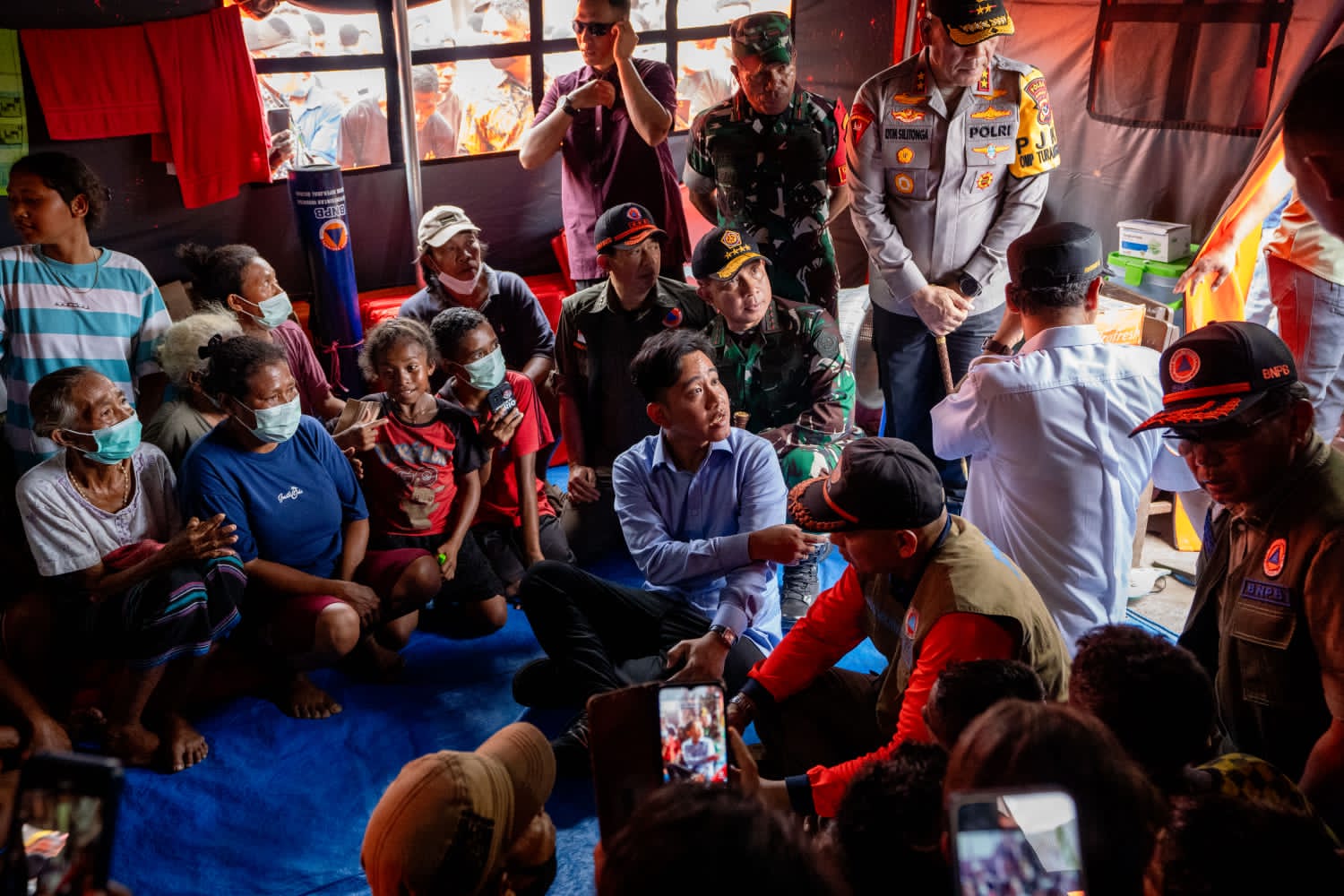 Wapres didampingi Panglima TNI Jenderal TNI Agus Subiyanto melihat langsung kondisi para pengungsi, mulai dari anak-anak hingga para orang tua. (Sumber foto Puspen TNI)