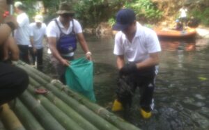 Menteri Lingkungan Hidup (LH)/Kepala Badan Pengendalian Lingkungan Hidup (BPLH) Hanif Faisol Nurofiq melakukan Aksi Bersih Sungai di Daerah Aliran Sungai (DAS) Cipinang.