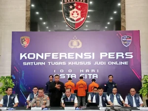 Konferensi pers Bareskrim Polri tentang kasus sindikat judi online SLOT82-78 yang dikendalikan WN China.