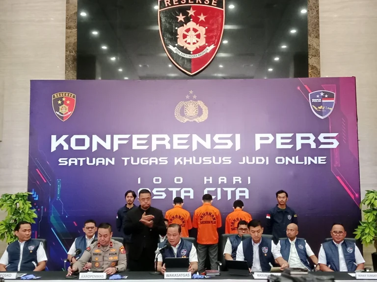 Konferensi pers Bareskrim Polri tentang kasus sindikat judi online SLOT82-78 yang dikendalikan WN China.