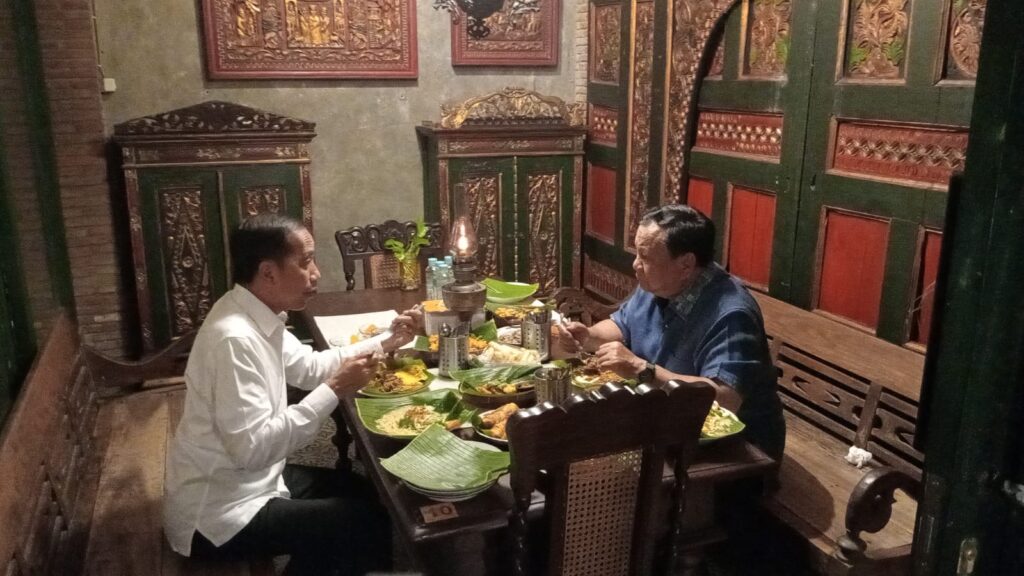 Percakapan antara Prabowo dan Jokowi berlangsung secara empat mata, menghadirkan momen akrab di tengah kesederhanaan angkringan Solo. (Sumber foto Biropers Kepresidenan RI)