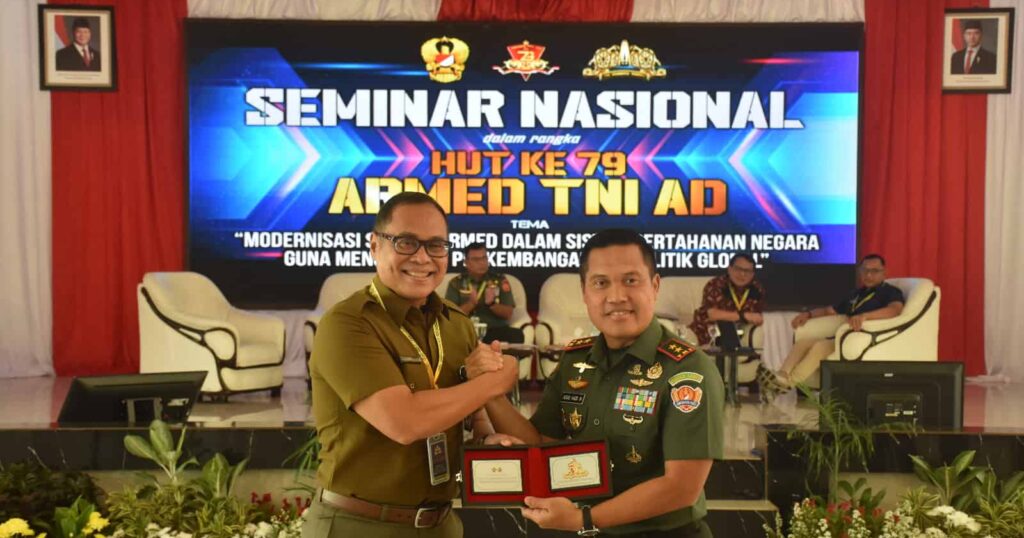 Penyerahan cinderamata kepada para Narasumber sebagai bentuk penghargaan atas kontribusinya dalam memajukan pemikiran di bidang Pertahanan Nasional. (Sumber foto Penpusdikarmed)